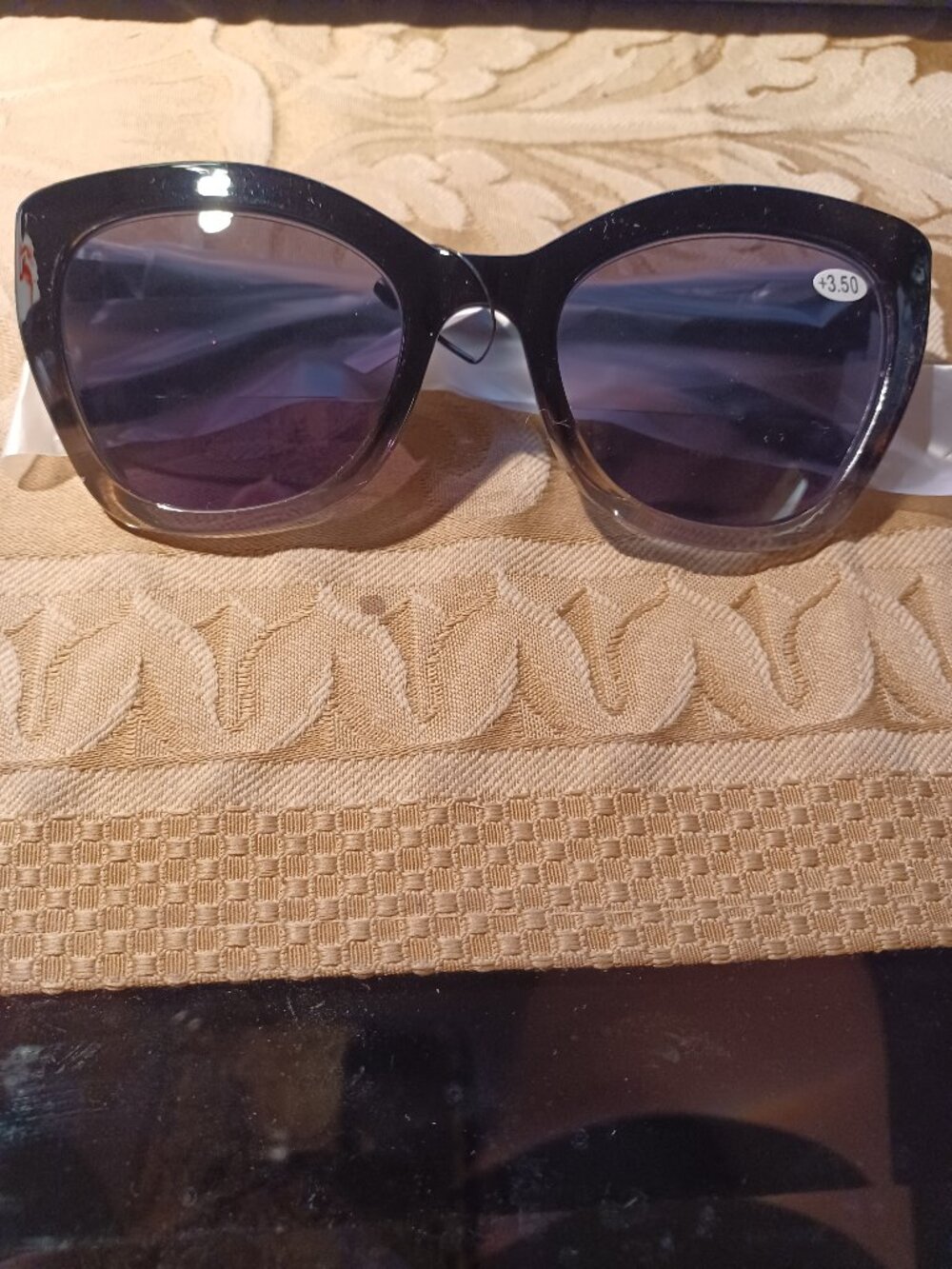Joy Mangano - Gorgeous Cats Eye Sunglass Readers +3.50
